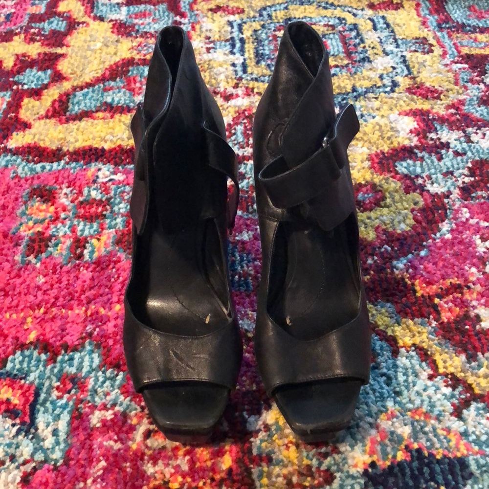 BCBG 4 1/2 inch platform heels in Black